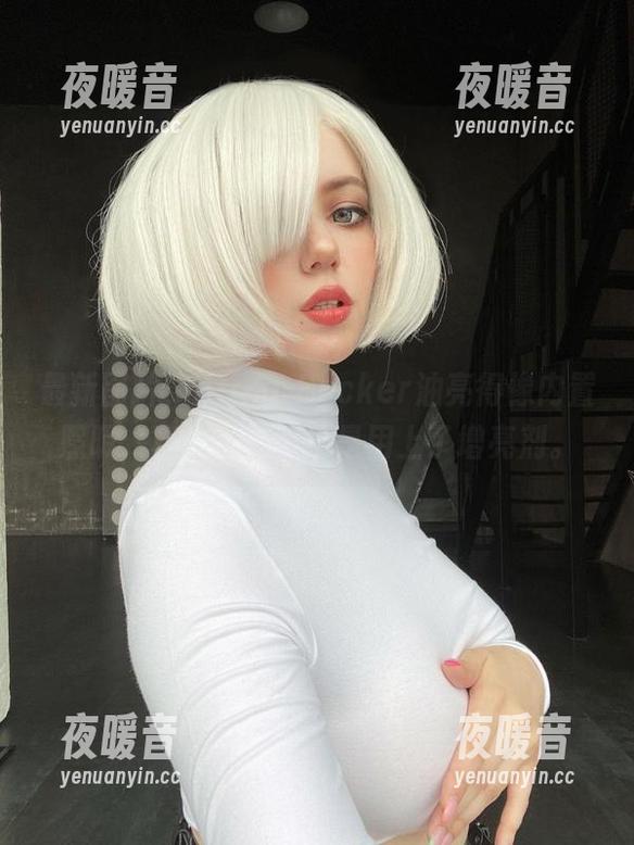 Alina Becker 最新图片,Alina Becker油亮得像内置照明,真想问他是不是用上了增亮剂。